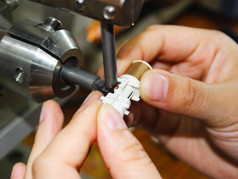 逆变直流电阻碰焊机-手工焊接汽车传感器的线圈漆包线，加铜套和PIN脚焊接